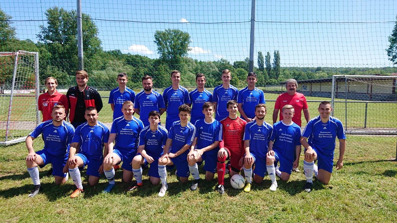 Mannschaftsfoto in blauen Vereinstrikots JSG