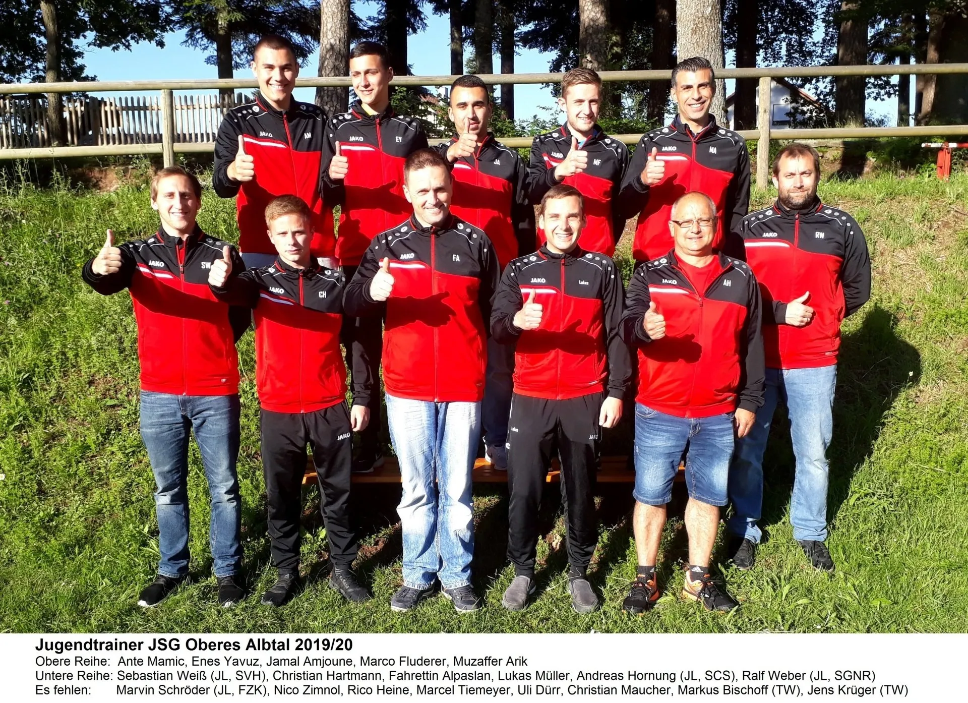 Mannschaftsfoto Daumen hoch Jugendtrainer JSG 2019