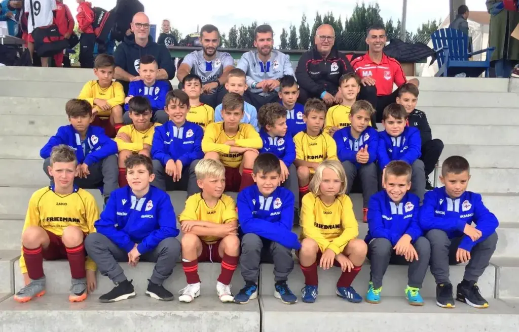 Gruppenfoto auf Tribüne E Jugend 2019 Andre Schürrle Cup