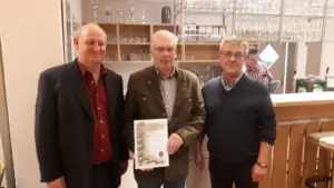 3 Personen mit Urkunde im Vereinsheim