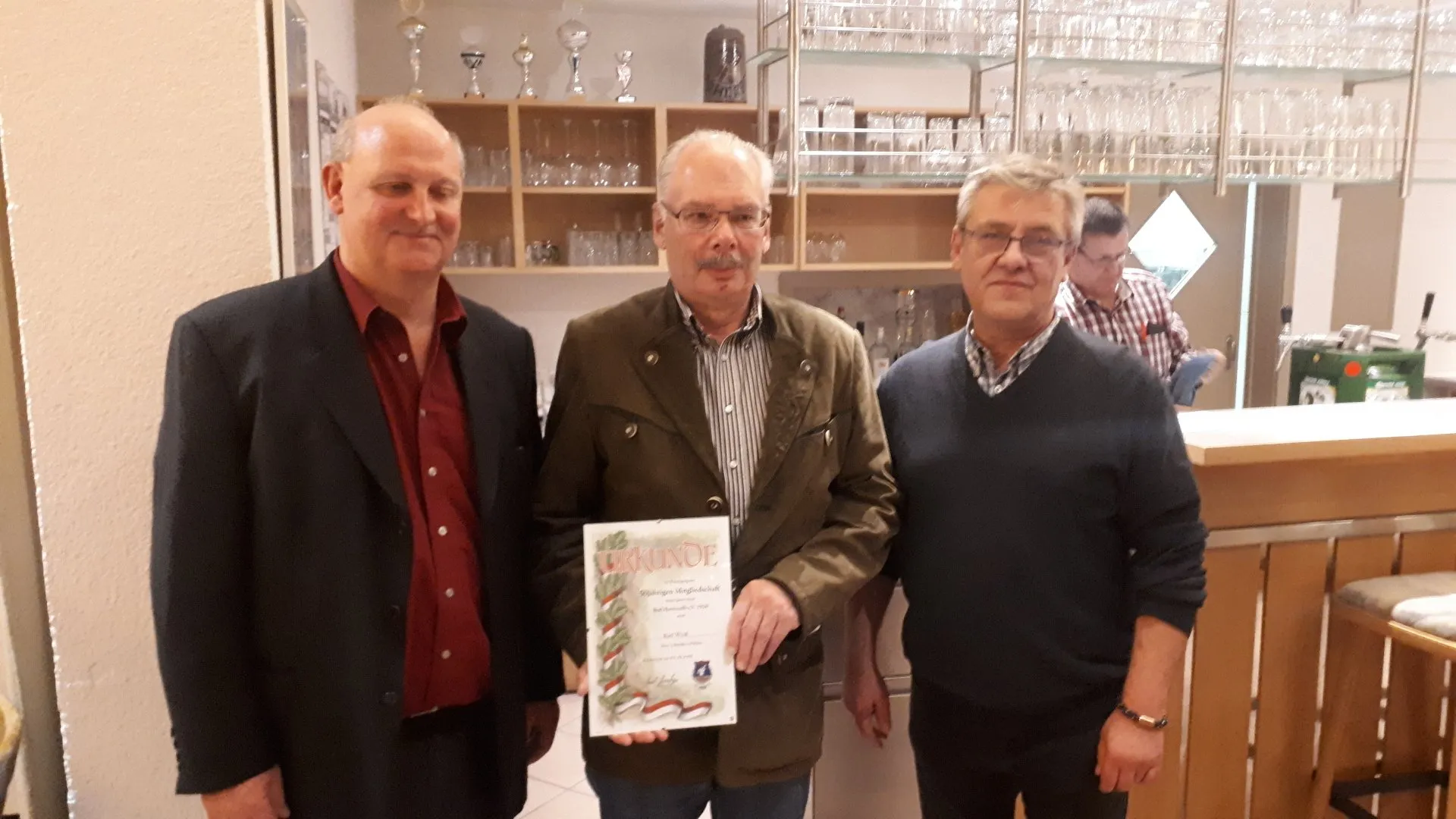 3 Personen mit Urkunde im Vereinsheim