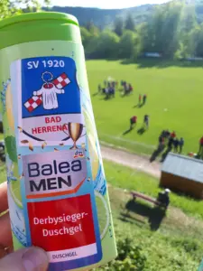 Duschgelflasche mit SV Bad Herrenalb Etikett