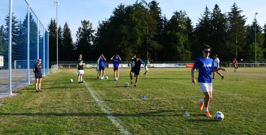 Fußballspieler mit Sicht einschränkenden Brillen beim Training