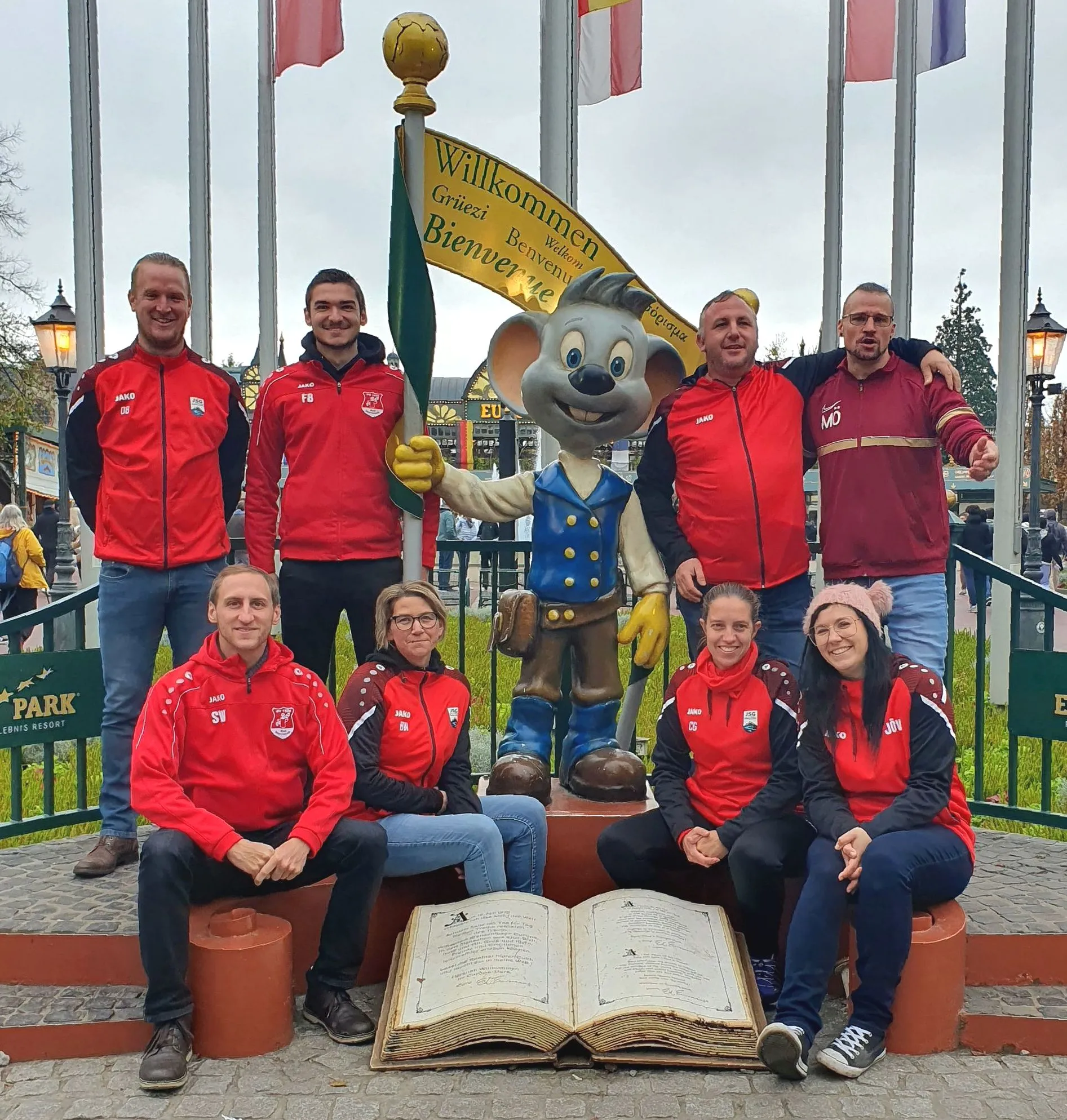 KLEEblatt-Ehrung-Europaprak Unsere Jugendtrainer beim Ausflug in den Europapark