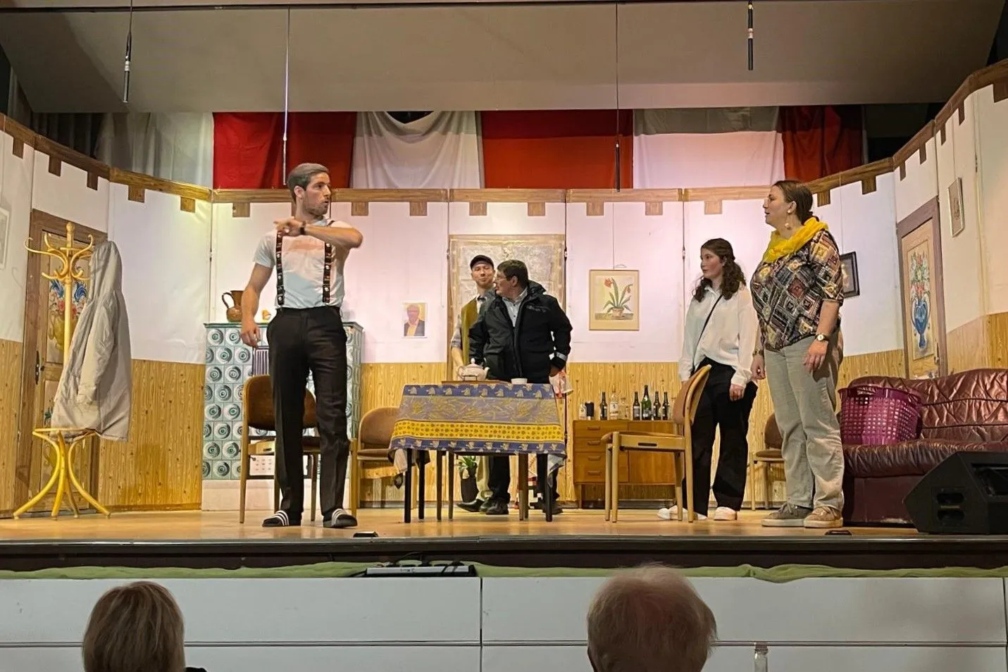 Unterhaltungsabend: Theaterbühne mit 5 Schauspielern