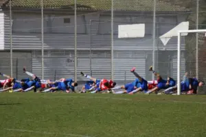 Sich dehnende Fußballspieler