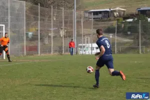 Fußballspieler mit Ball auf Rasen