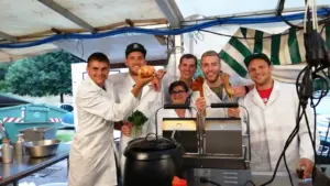 Gruppenfoto vor Imbisstand