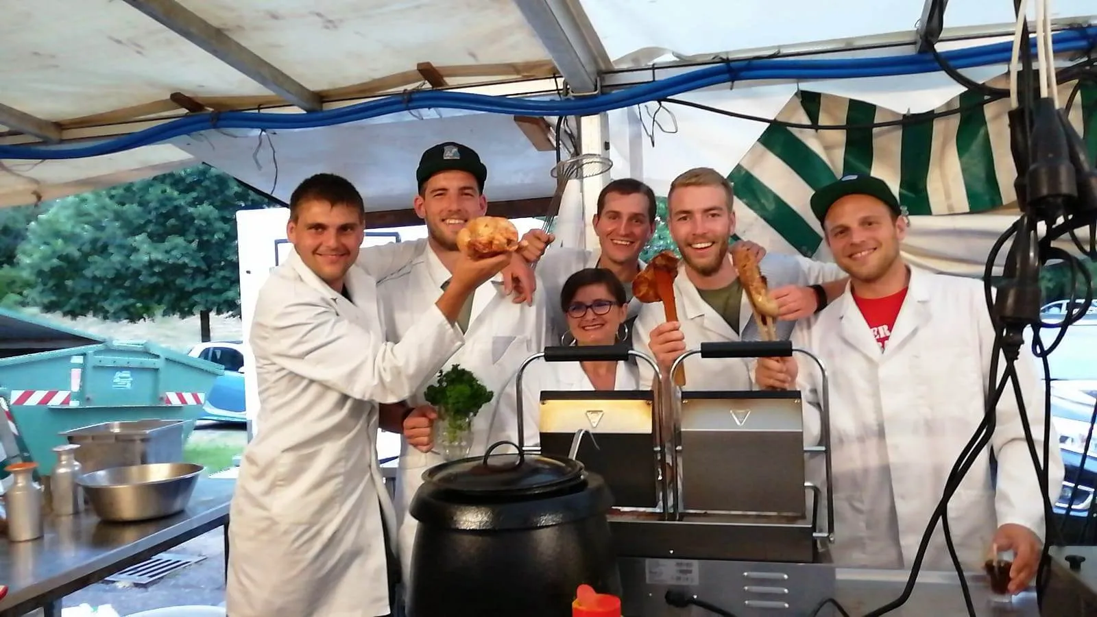 Gruppenfoto vor Imbisstand