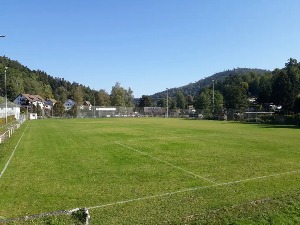 Sportplatz des SV Herrenalb bei blauem Himmel
