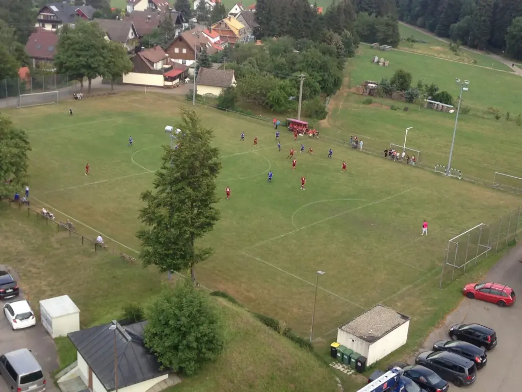Luftaufnahme Sportplatz mit Spielszene Neusatz