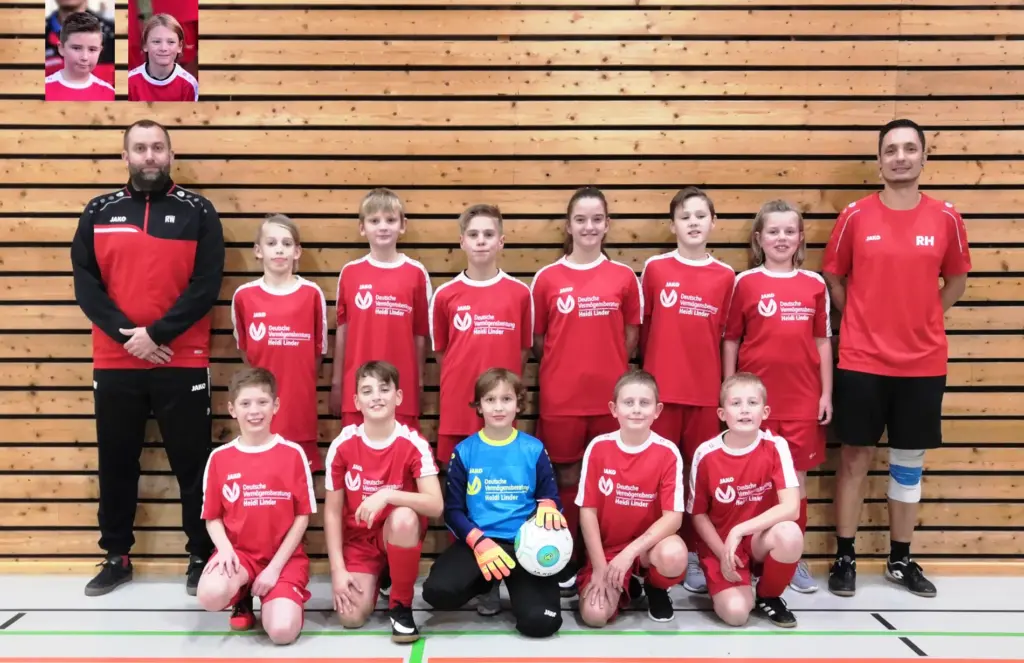 E-Jugend Mannschaftsfoto in Turnhalle vor Holzwand mit Trainern