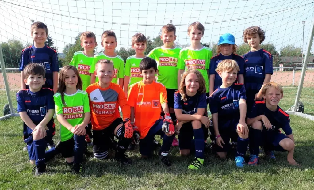 Mannschaftsfoto F-Jugend auf grünem Rasen vor Fußballtor
