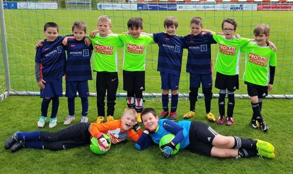 Mannschaftsfoto F-Jugend auf grünem Rasen vor Fußballtor