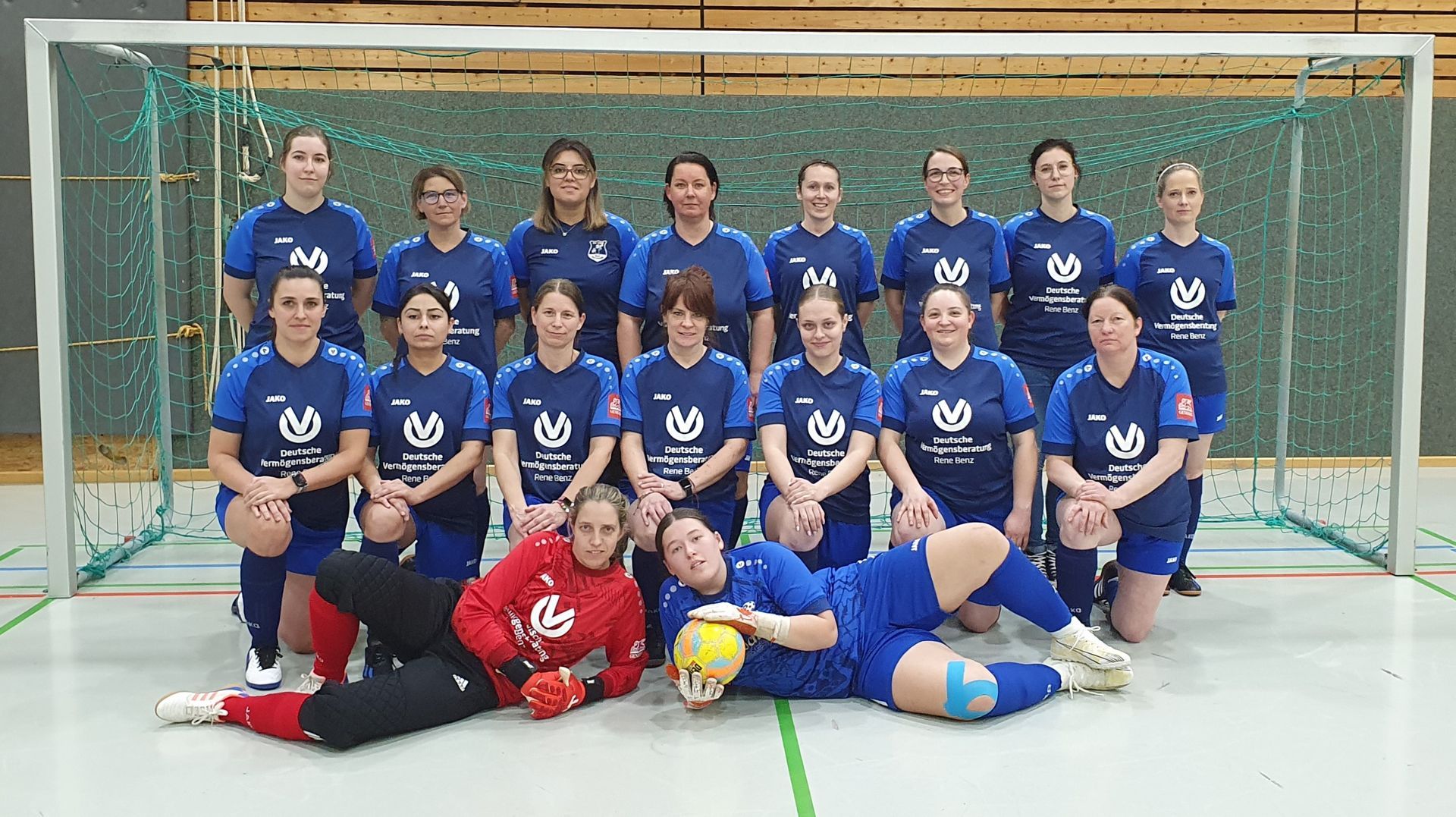 Damenmannschaft 2025 gruppenfoto in Turnhalle