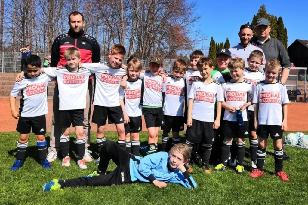 Mannschaftsfoto F-Jugend auf Spielfeld