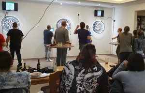 Darter beim Naujahrsturnier in ihren Duellen an den Boards.